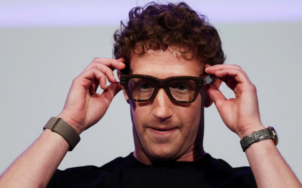 Il CEO di Meta Mark Zuckerberg indossa gli occhiali Meta Ray-Ban