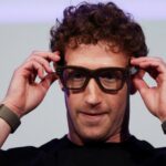 Il CEO di Meta Mark Zuckerberg indossa gli occhiali Meta Ray-Ban