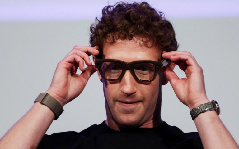 Il CEO di Meta Mark Zuckerberg indossa gli occhiali Meta Ray-Ban